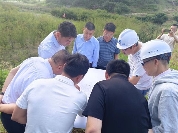 5月15日，張總會程縣長、國土、水利、桂林鎮(zhèn)、徽城鎮(zhèn)主要領(lǐng)導(dǎo)現(xiàn)場查看防洪項目征地重影事宜.jpg