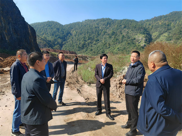 10月23日，張縣長帶隊督查大牛山環(huán)保整治項目。.jpg