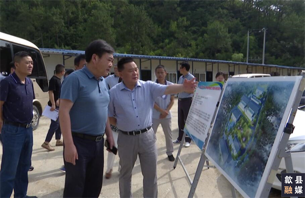 6月18日，縣委常委、常務副縣長吳志平帶隊先后來到城區(qū)備用飲用水源保護區(qū)治理工程、第三水廠及供水管網(wǎng)配套延伸工程、漁梁風貌整治提升工程、城區(qū)老舊管網(wǎng)提升項目、游泳館二期等重點項目建設現(xiàn)場，黃山徽投集團黨委書記、董事長洪筱明陪同。.png