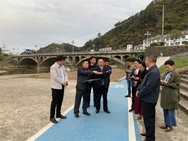 10月25日，縣委書記汪凱調(diào)研豐樂河濱江公園項目.jpg