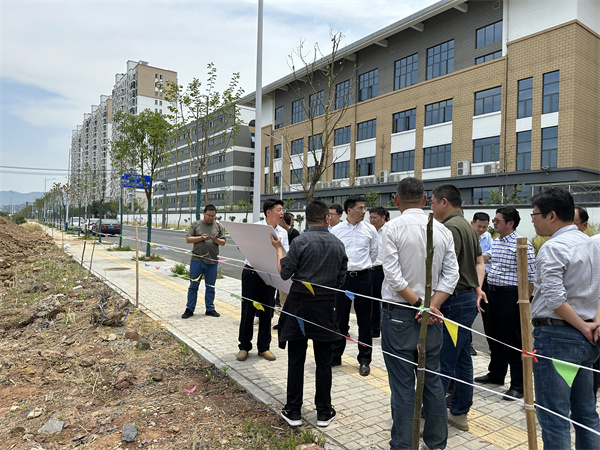 5月14日，縣長王奇勇調(diào)研揚之學(xué)校項目.jpg