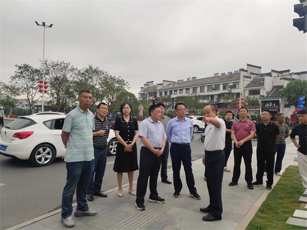 6月5日，洪董陪同汪凱書(shū)記一行調(diào)研古城公園提升改造項(xiàng)目.jpg